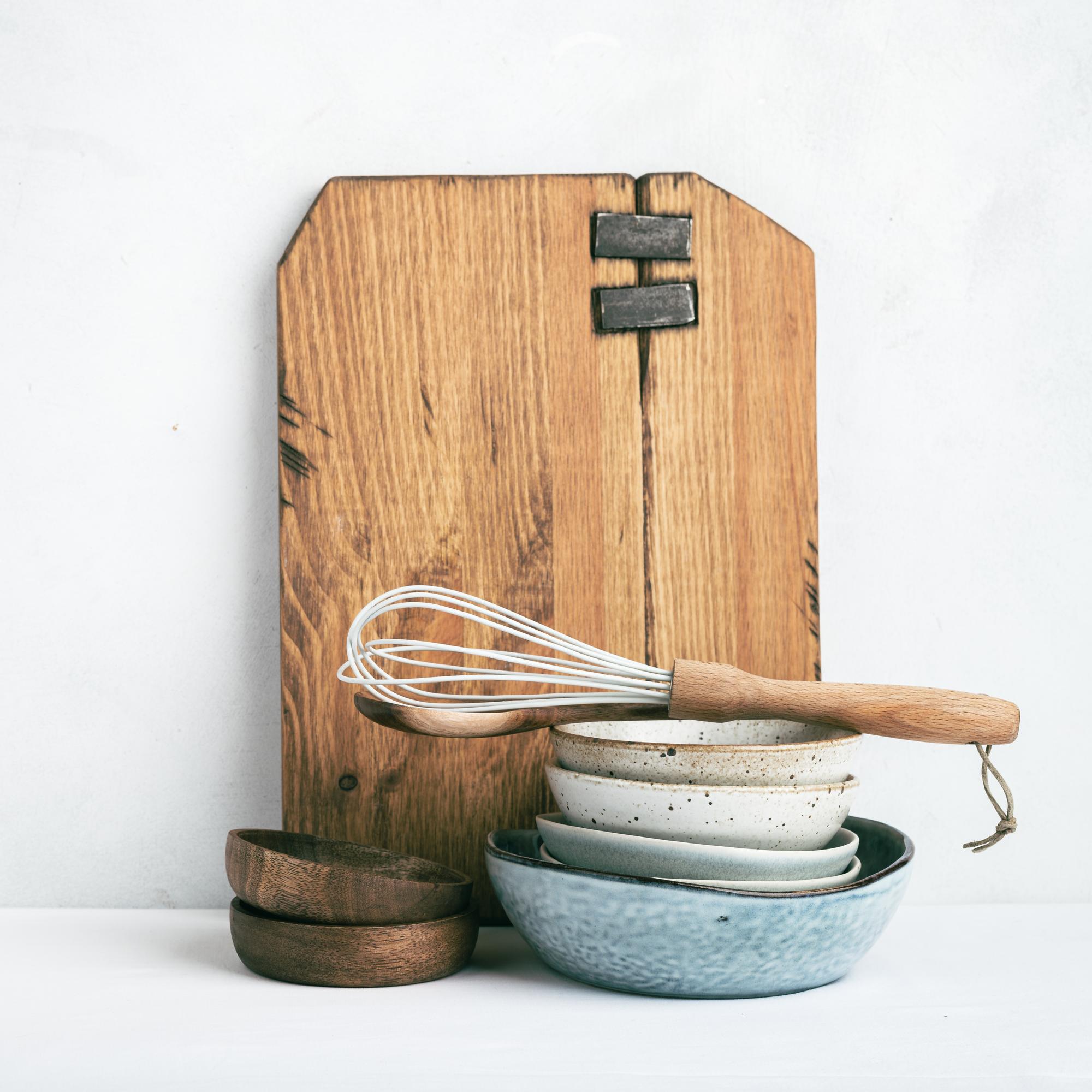 Set di utensili da cucina su tavolo di legno